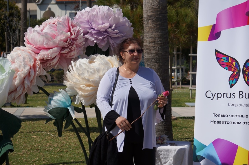 Редакция Cyprus Butterfly подарила жительницам Лимассола на 8 марта сотни роз: фото 42