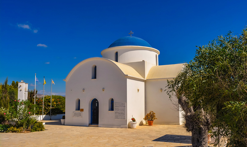 Небольшой белоснежный храм Святого Николая в Като Пафосе: фото 10