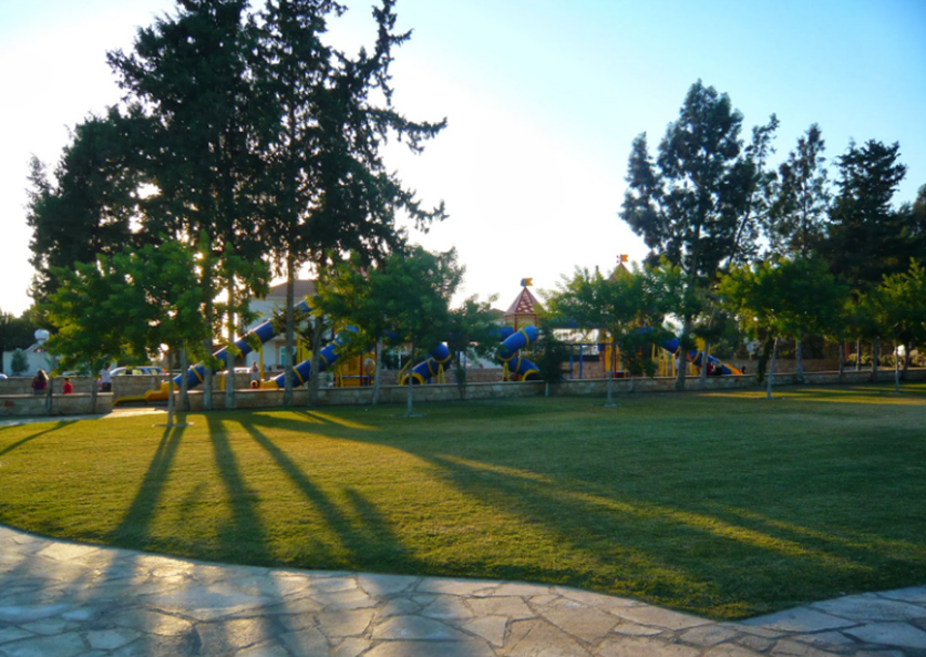 Игровая площадка в парке в деревне Кити