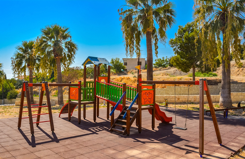 Отдых в тени кипрской сосны: парк с красочной детской площадкой в деревне Куклия на Кипре: фото 25