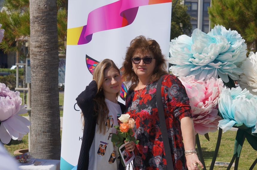 Редакция Cyprus Butterfly подарила жительницам Лимассола на 8 марта сотни роз: фото 40