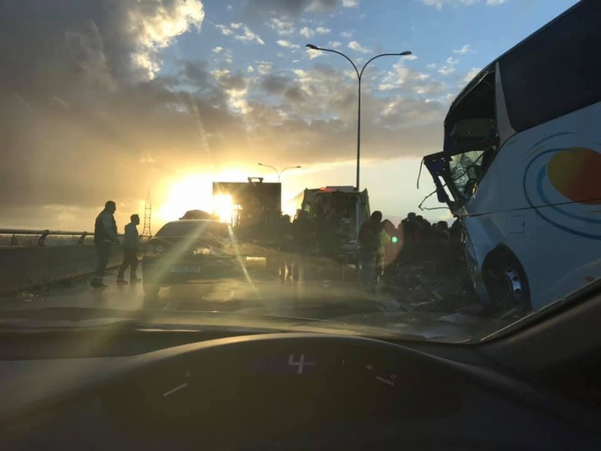 Страшная трагедия! В Лимассоле автобус с детьми столкнулся с легковым авто: фото 4