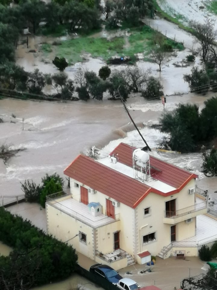 На Кипре мужчина отказался покидать свой затопленный дом: фото 3