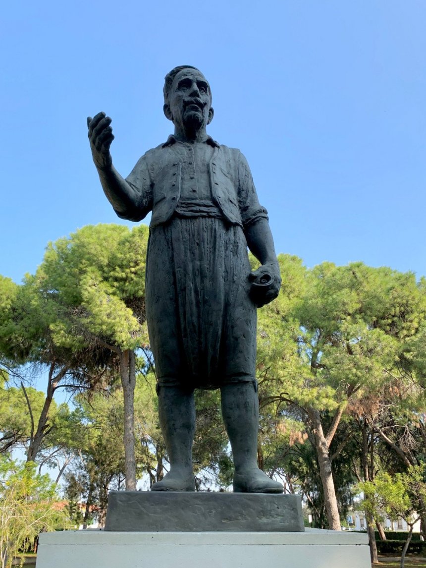Памятник в Ларнаке Павлосу Лиасидису — одному из топовых поэтов Кипра: фото 5