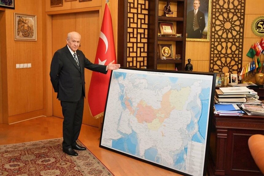 Лидер «Серых волков» Бахчели подарил Эрдогану "карту тюркского мира", на которой оказалась половина Кипра: фото 2