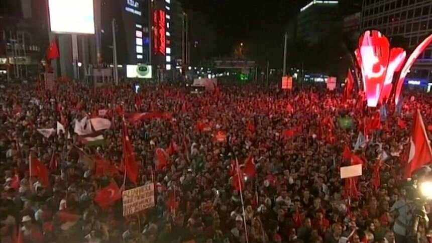 Протесты в Турции. Толпа с флагами и плакатами  призывает правительство уйти в отставку - zvezdanews