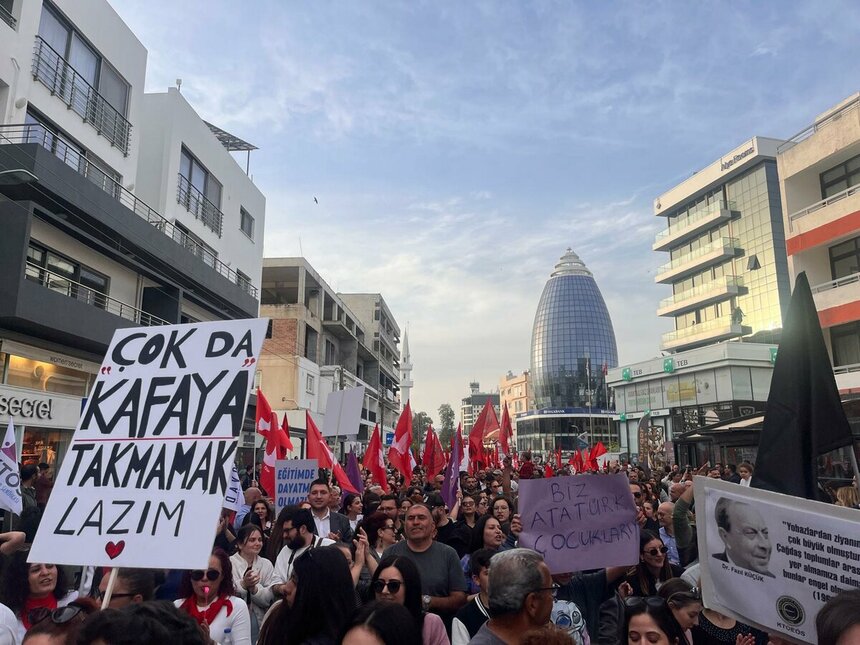 Турко-киприоты устроили масштабный митинг против легализации хиджабов в школах: фото 3 Турко-киприоты устроили масштабный митинг против легализации хиджабов в школах: фото 3