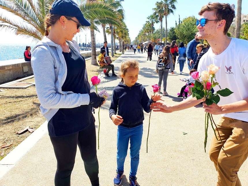 Редакция Cyprus Butterfly подарила жительницам Лимассола на 8 марта сотни роз: фото 46