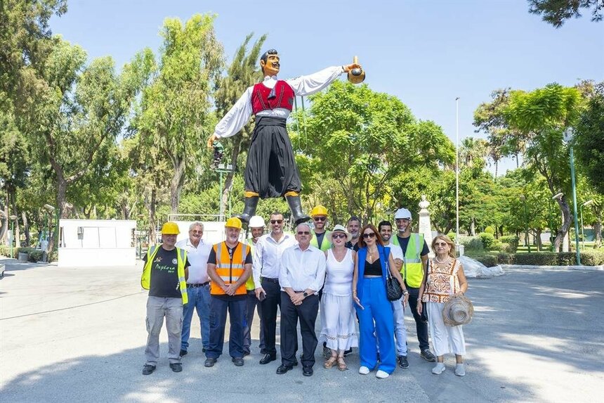 В центральном парке Лимассола установили семиметровую статую винодела Вракаса: фото 2