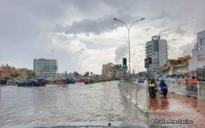 Торнадо, град, затопленные дороги и оползни: последствия сильного ливня на Кипре : фото 5