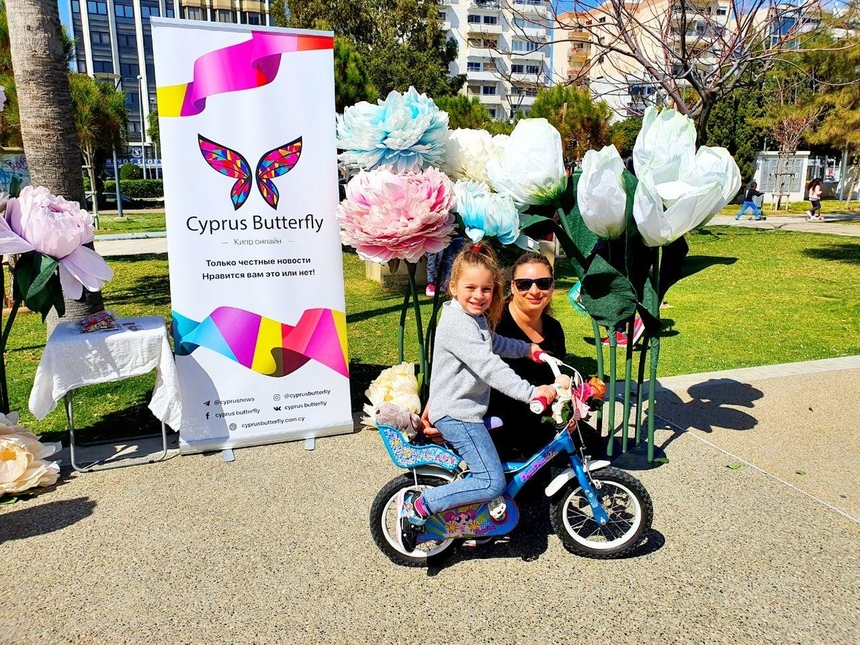 Редакция Cyprus Butterfly подарила жительницам Лимассола на 8 марта сотни роз: фото 13