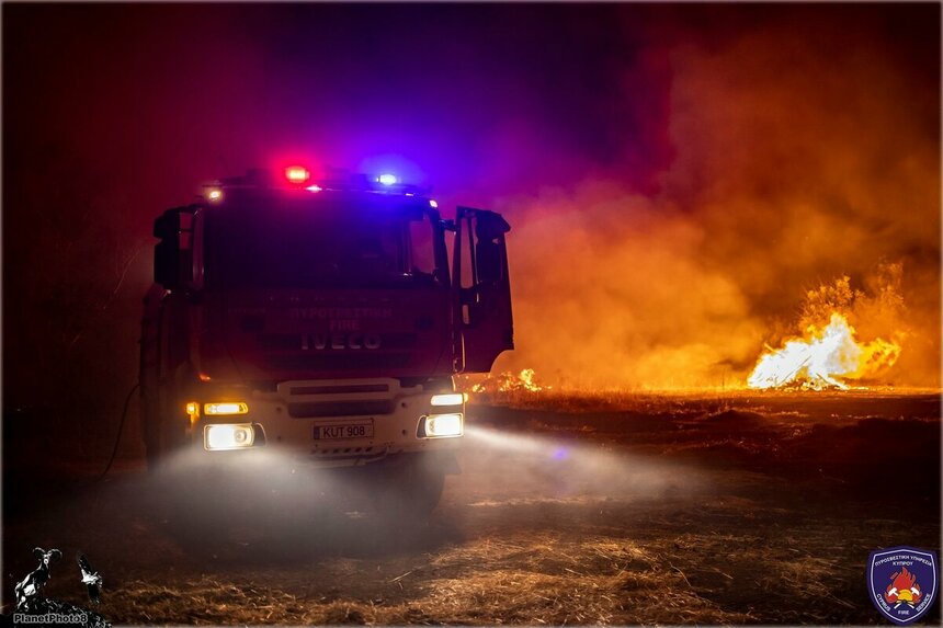 Пожарная машина и пламя