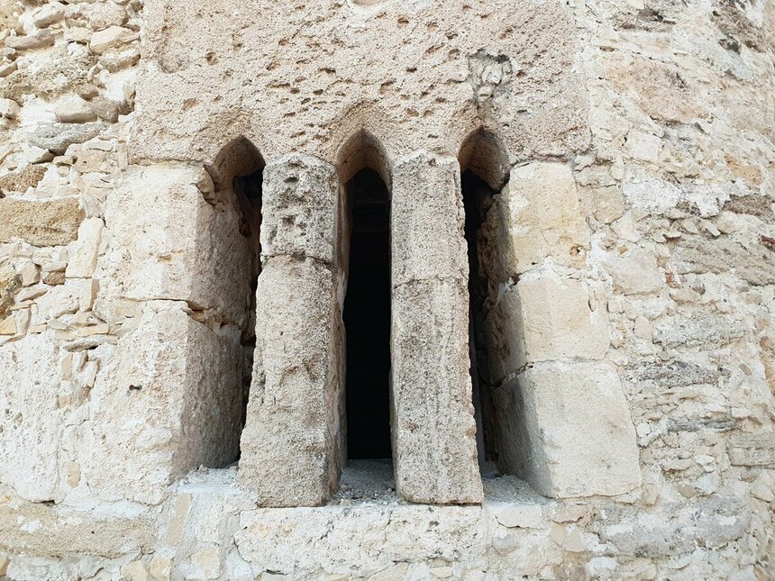 Окна храма Святого Георгия в Акротири.
