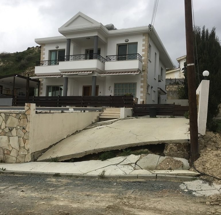 Как чиновники Кипра «помогают» жителям Писсури, потерявшим дома из-за оползня: фото 2