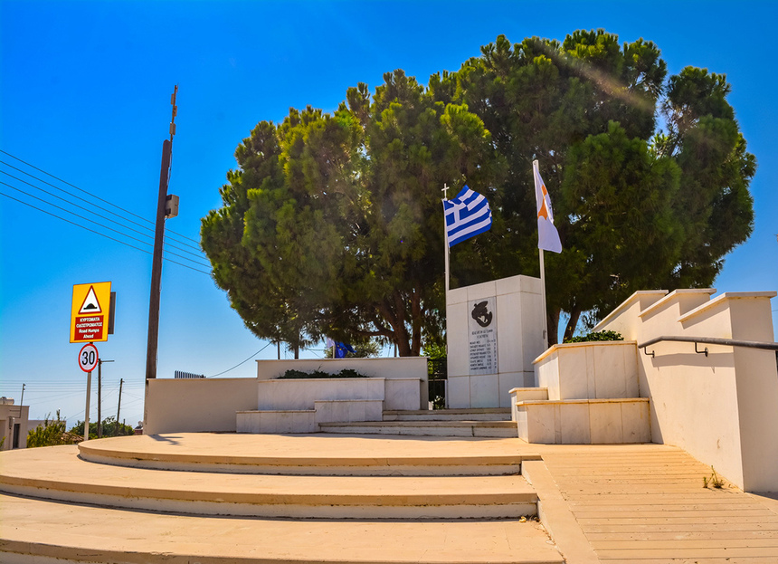 Памятник героям в кипрской деревушке Куклия: фото 2