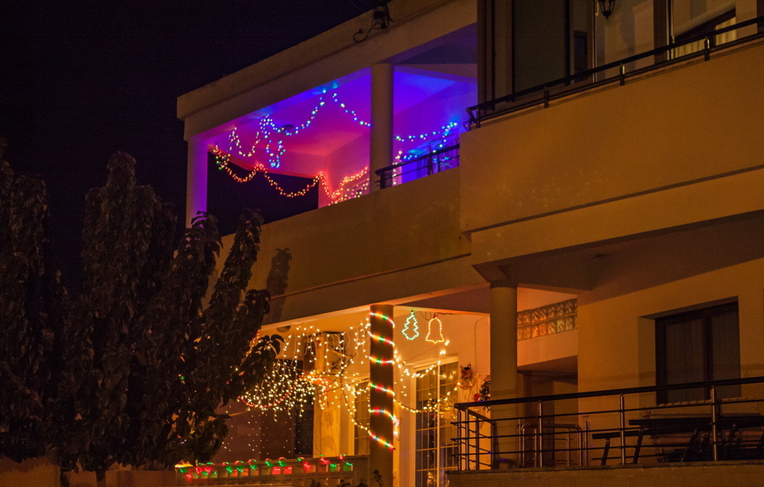 Праздник к нам приходит: Пафос, украшенный к Рождеству: фото 44