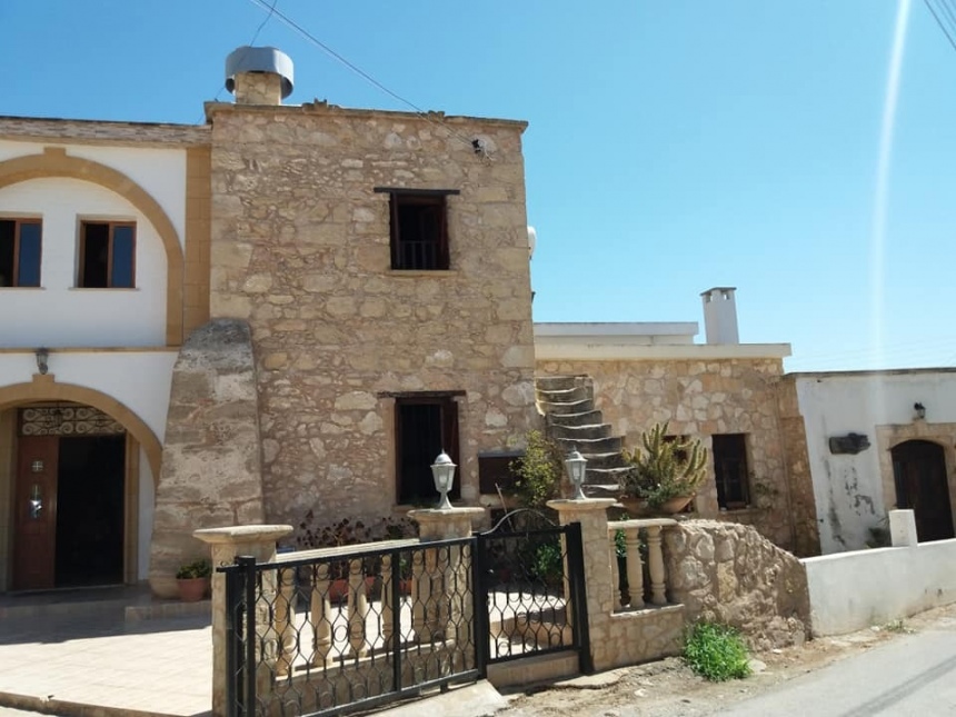 ​На краю земли: остров-скала и деревня маронитов на Кипре: фото 23