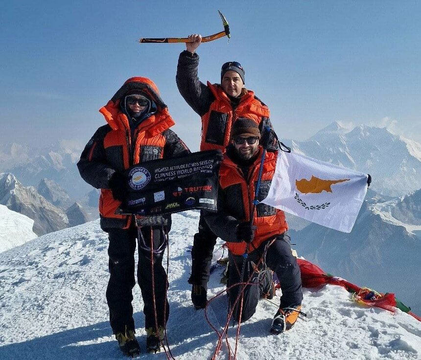 Кипрские альпинисты установили новый рекорд Гиннеса, проведя фитнес-тренировку в Непале на пике Мера: фото 2