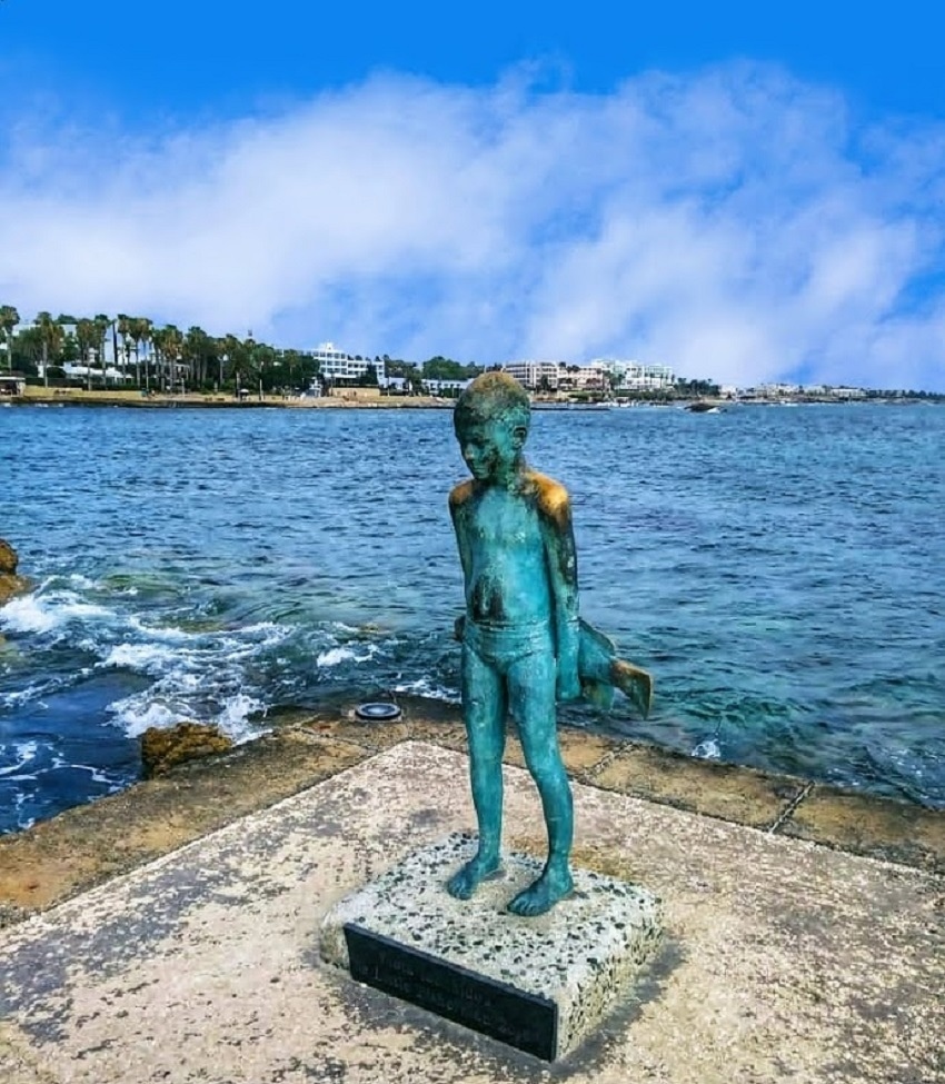 Скульптура маленького рыбака в Пафосе: фото 11