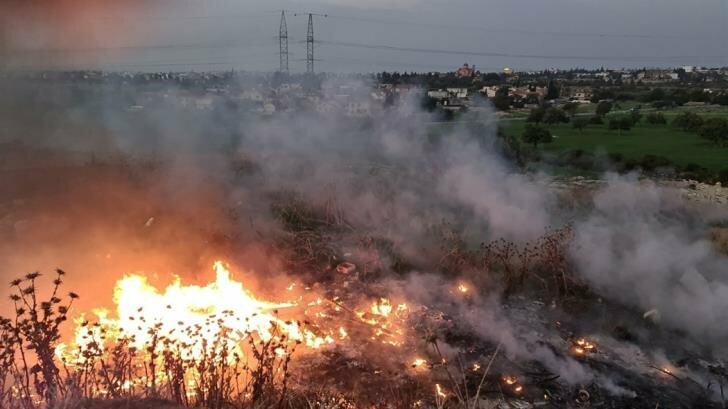 Жители Лимассола задыхаются от ужасного зловония горящих помоек: фото 3