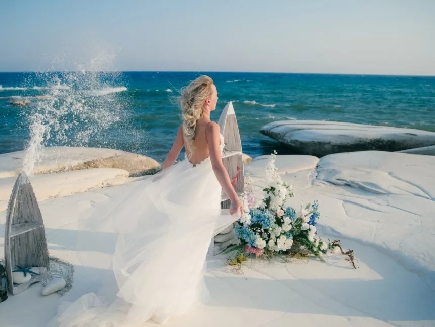 Место для проведения свадебной церемонии на Кипре - белоснежные камни