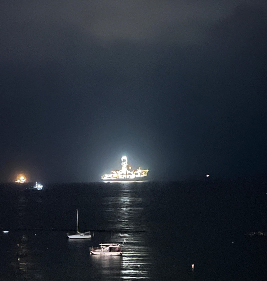 В акваторию Лимассола зашло буровое судно Stena Forth: фото 4