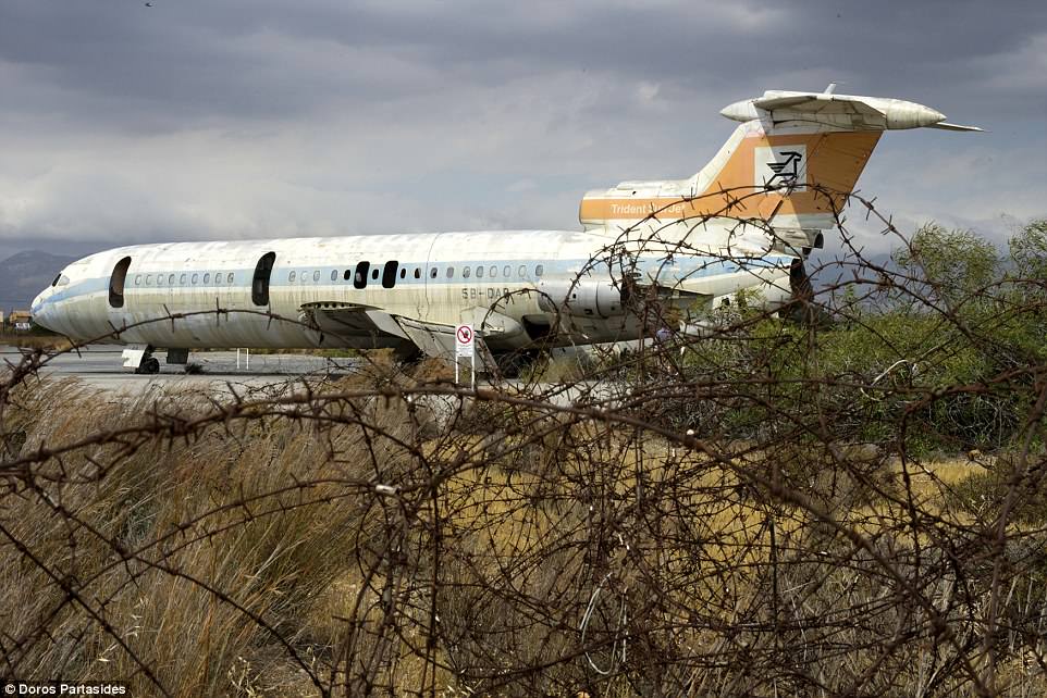 Аэропорт, где самолеты задержались навсегда. Кадры из Никосии: фото 21