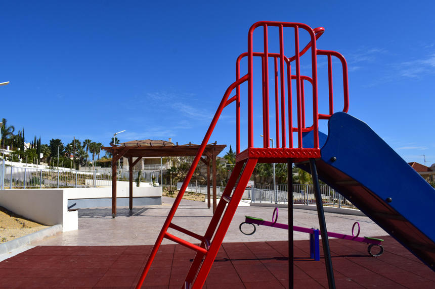 В Лимассоле открылся новый парк с потрясающим панорамным видом и большой детской площадкой: фото 5