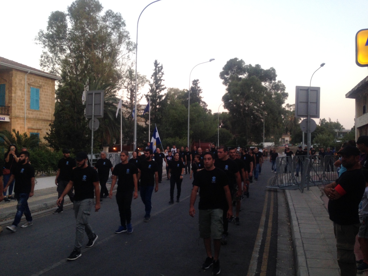 Сторонники крайне правой партии ELAM провели факельное шествие в центре Никосии : фото 2