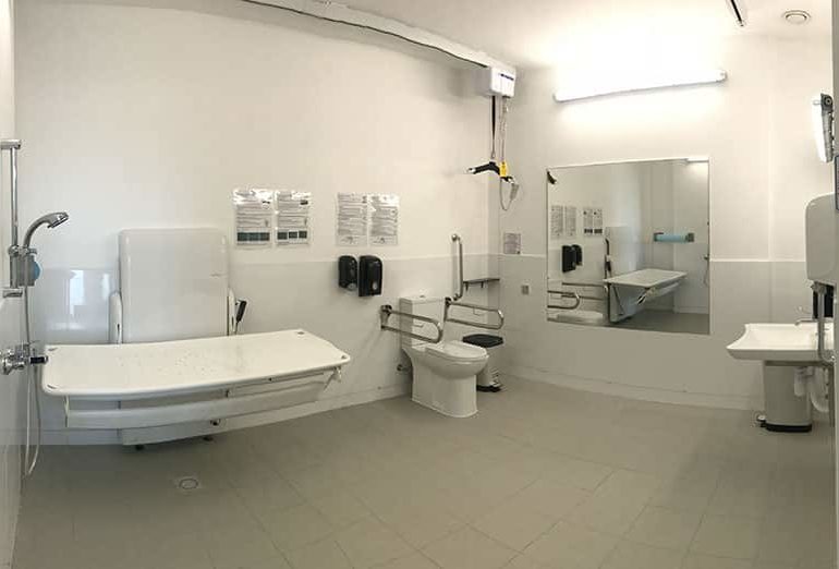 В аэропорту Ларнаки открылась новая улучшенная санитарно-гигиеническая комната для людей-инвалидов: фото 2