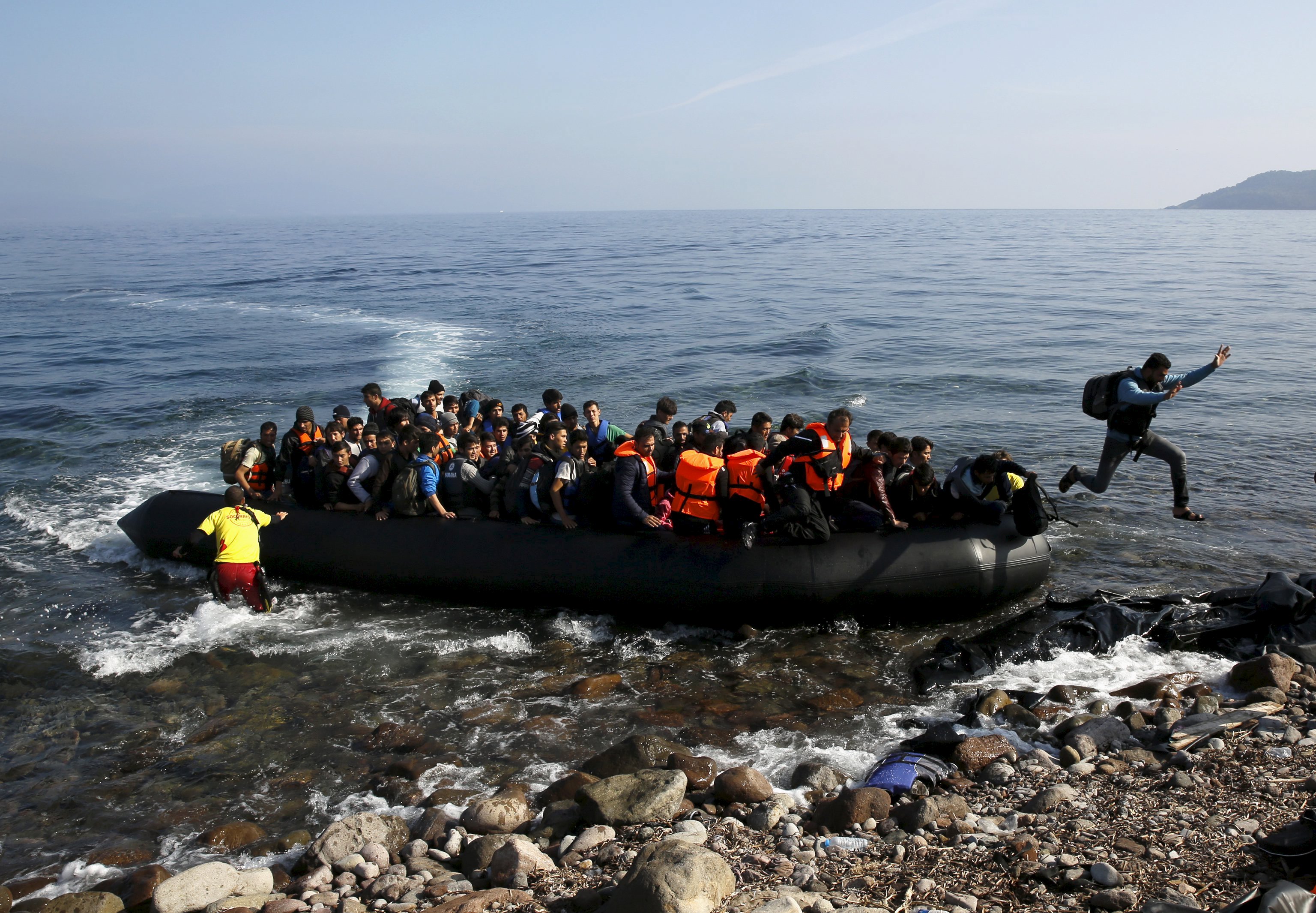 Несмотря на сильный ветер и шторм, к берегам Кипра прибыла лодка с 31 беженцем на борту: фото 2