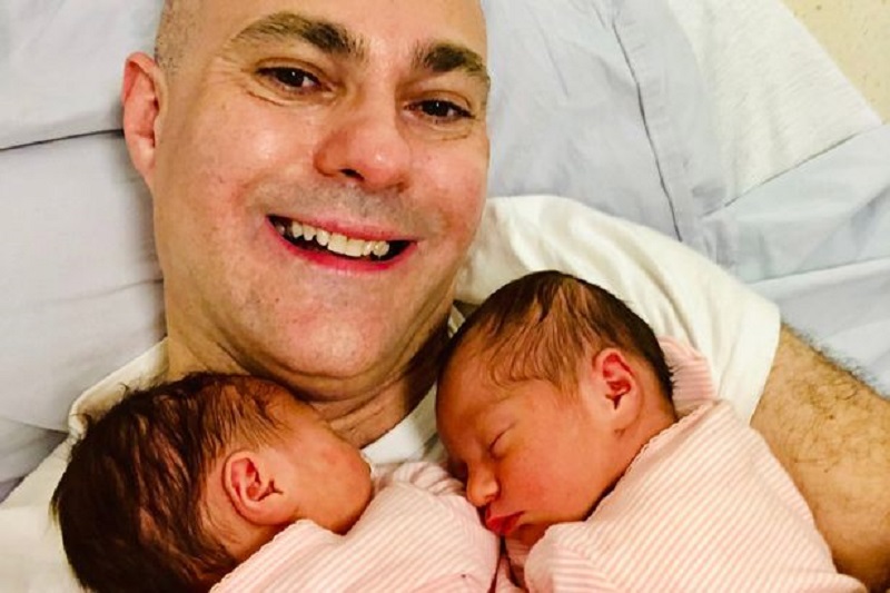 На Кипре ВИЧ-инфицированный гомосексуалист с помощью суррогатной матери родил себе двух дочерей: фото 5