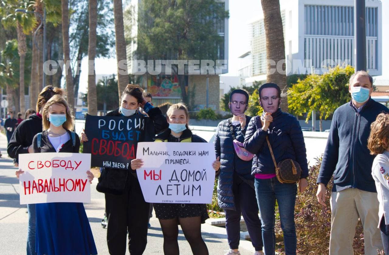 В Лимассоле прошла акция в поддержку Навального: фото 14