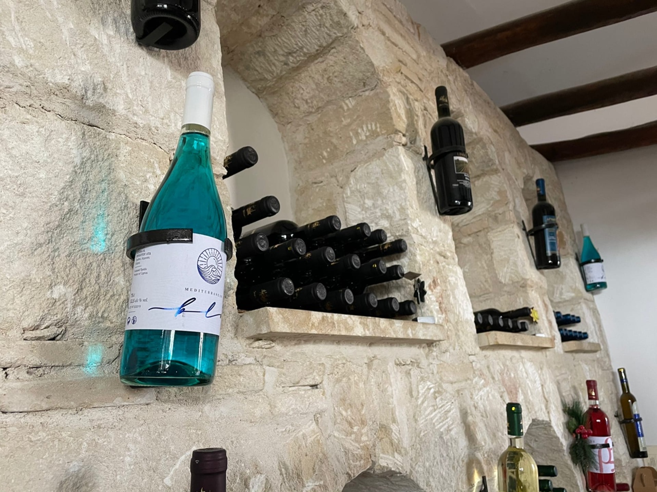 Кипрская винодельня сделала уникальное вино голубого цвета: фото 9