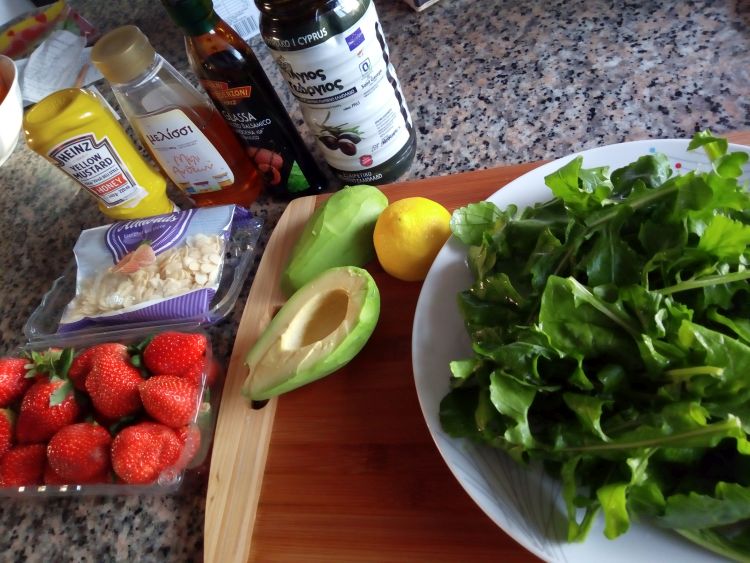 Салат с клубникой и рукколой