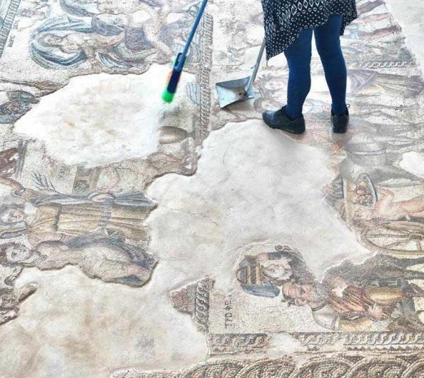 «Халатность» уборщицы к объектам Всемирного наследия ЮНЕСКО удивила посетителей Археологического парка в Пафосе.: фото 2