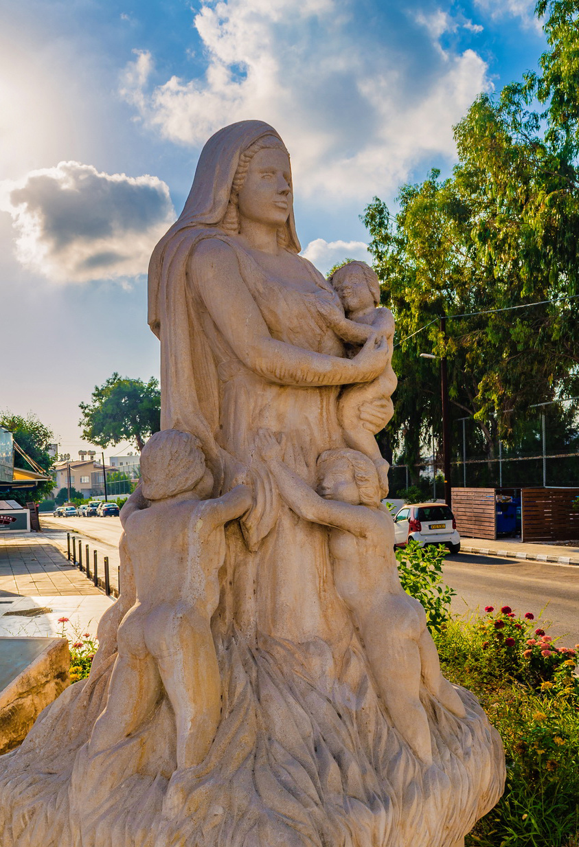 Скульптура многодетной матери в Пафосе: фото 5