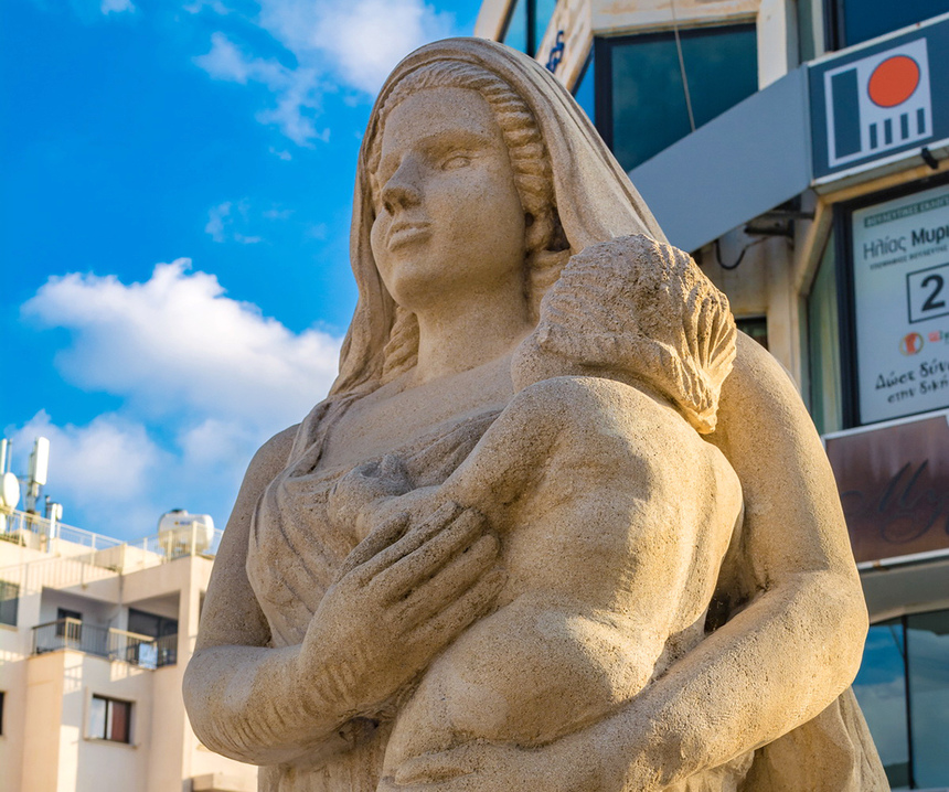Скульптура многодетной матери в Пафосе: фото 15