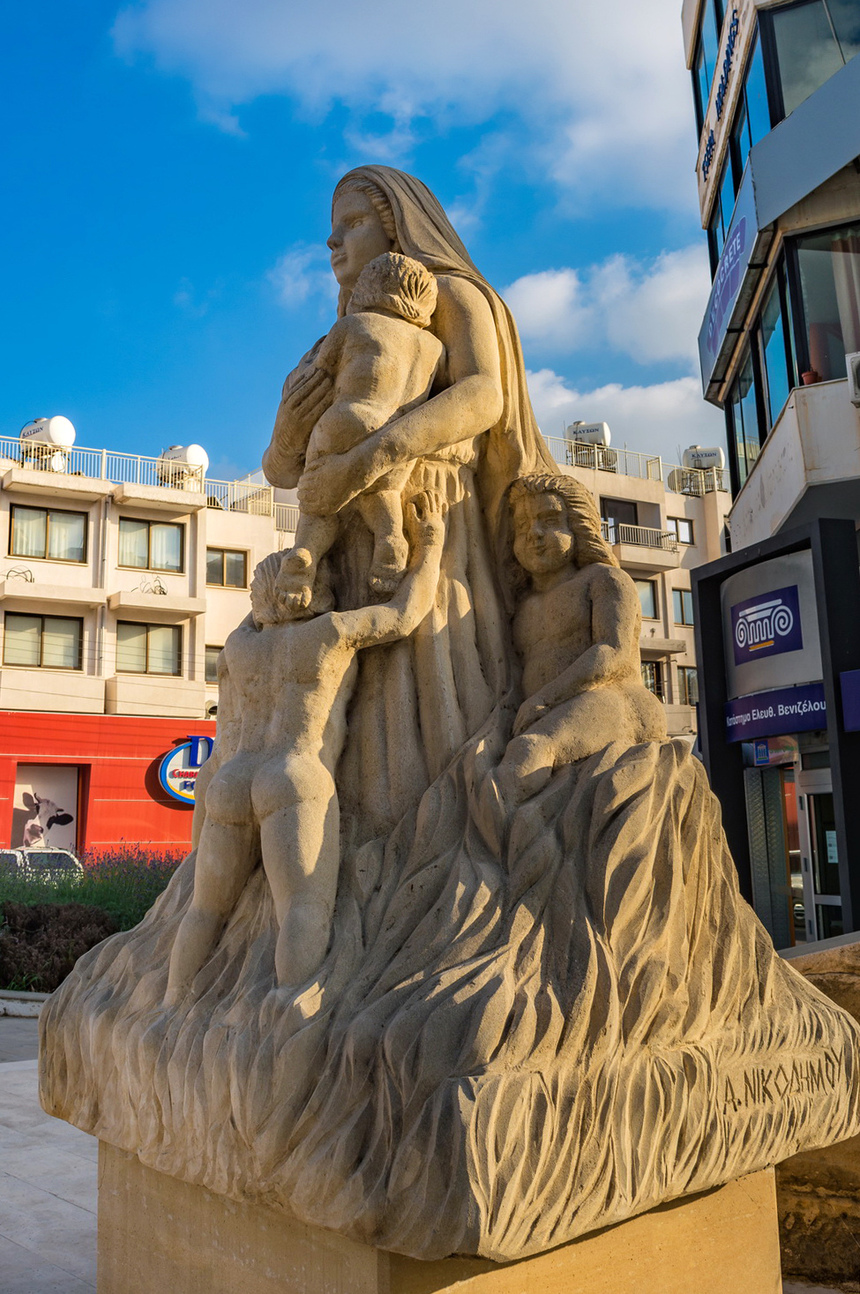 Скульптура многодетной матери в Пафосе: фото 2