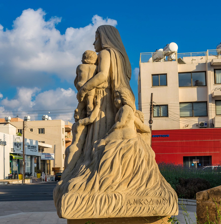 Скульптура многодетной матери в Пафосе: фото 14