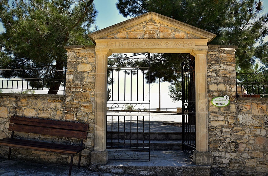 Начальная школа в деревне Лофу, Кипр.