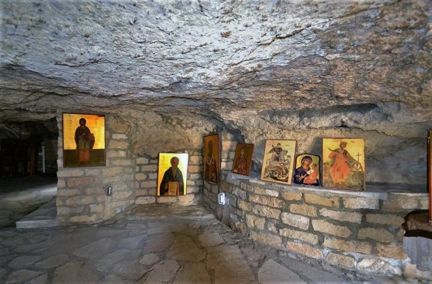 Панагия Хрисоспилиотисса - древние катакомбы и уникальный пещерный храм : фото 5