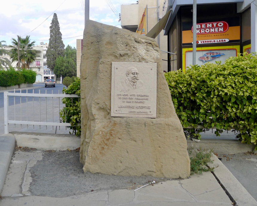 Памятник кипрскому поэту Димитрису Липертису: фото 2