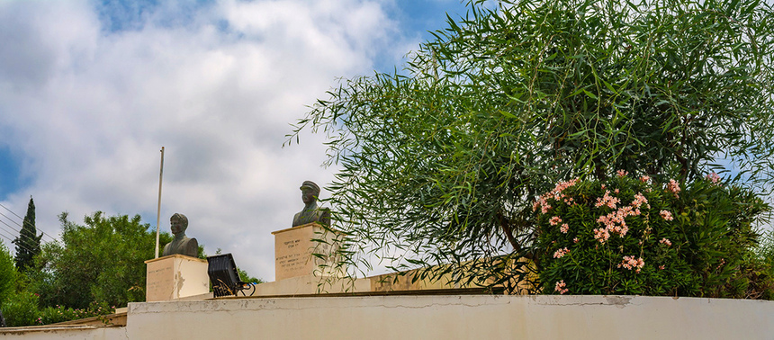 Памятник героям Христосу Ккелису и Георгиосу Михаилу в Киссонерге: фото 6