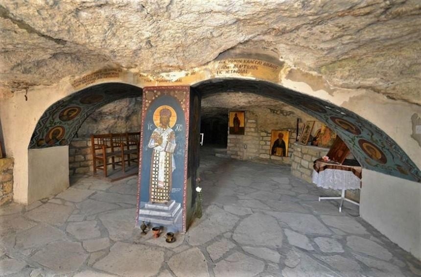 Панагия Хрисоспилиотисса - древние катакомбы и уникальный пещерный храм : фото 4