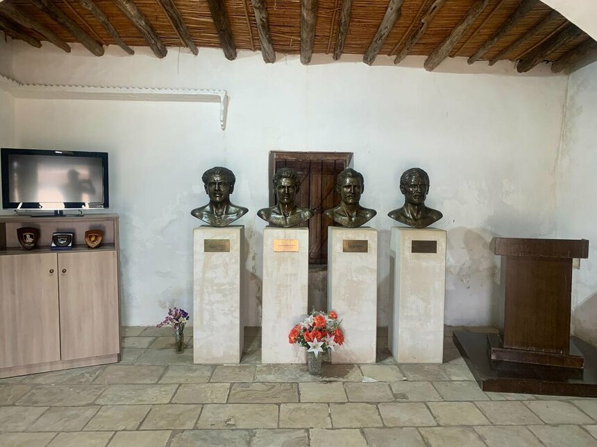 Мемориал-музей «кипрской четверки» ЭОКА в Лиопетри и памятник многодетной матери: фото 4