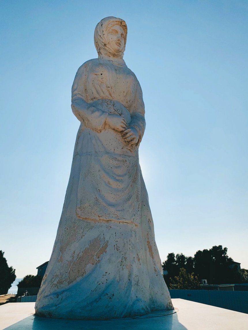 Перволия, Кипр. Памятник женщинам и их свободам: фото 5