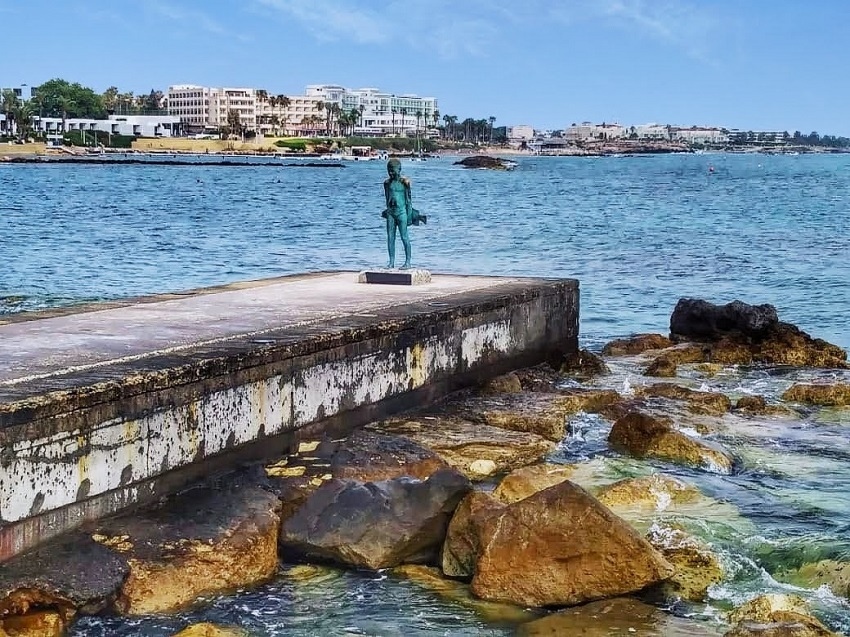 Скульптура маленького рыбака в Пафосе: фото 9