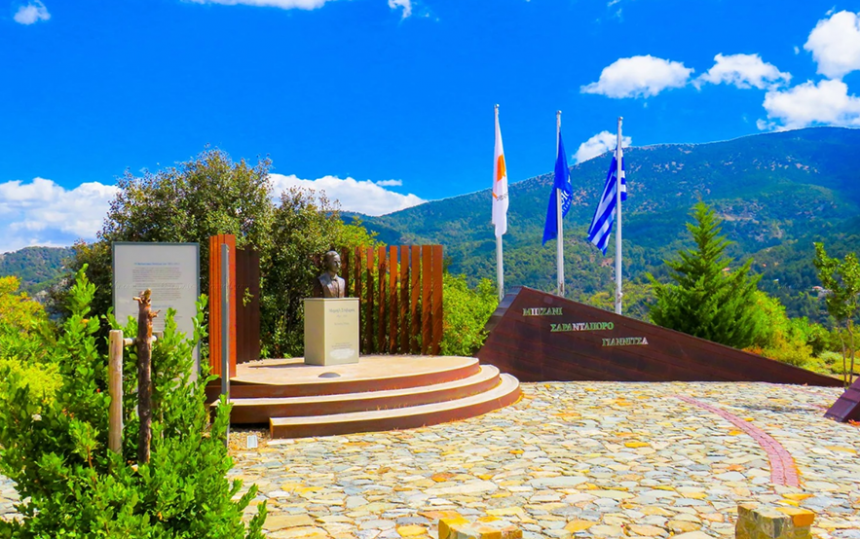 Памятник у часовни Воздвижения Святого Креста в деревне Педулас на Кипре