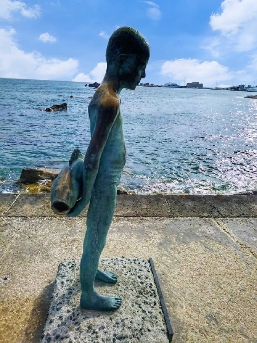 Скульптура маленького рыбака в Пафосе: фото 21